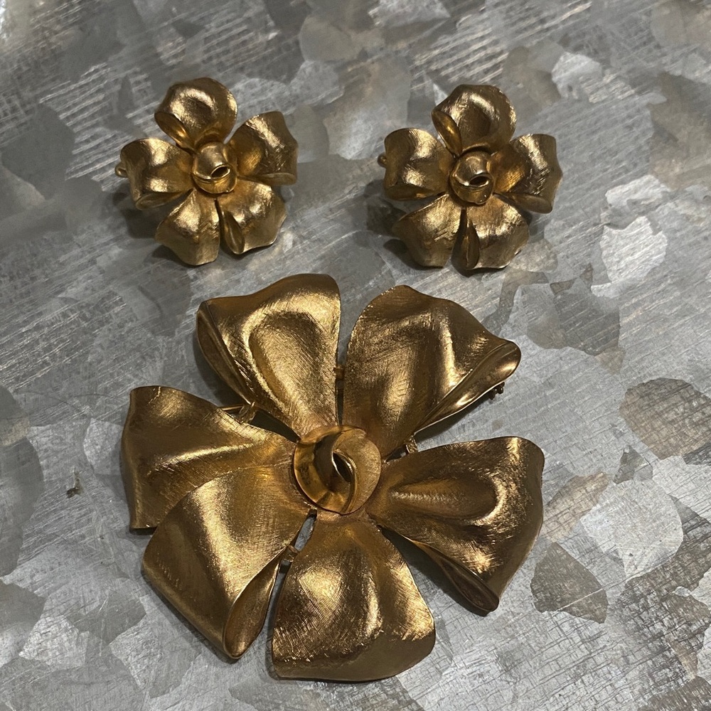 Crown Trifari Brooch & Earring Set Brushed Gold